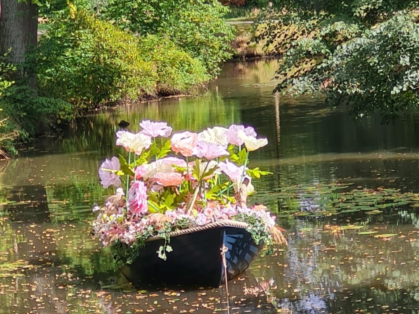 „Typisch Niederländisch“ geht in die dritte Wettbewerbswoche „Das Foto entstand im Sommer 2025 in den Schlossgärten Arcen. Jedes Jahr in den Sommerferien machen wir mit unseren kleinen Enkelkindern einen Ausflug über die Grenze. Hier finden wir Vieles was die Niederlande ausmacht. Die vielen Themengärten mit herrlichen Blumen, Bäumen, Wassergärten ,Skulpturen und Seen. Zur Stärkung kann man auch typisch niederländische Snacks und Getränke in den Restaurants bekommen. Auch für die Kinder gibt es einiges zu entdecken. Für uns ist es jedesmal wie ein Kurzurlaub und abschalten vom Alltag.“