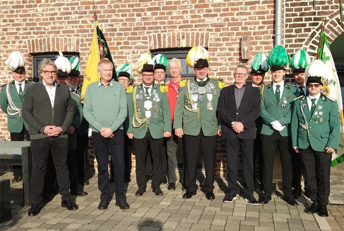Das Foto zeigt (1. Reihe v.l.n.r.): Georg Raeth und Klaus Deselaers (25 Jahre), Heiko Naß (Minister), Uli Neubert (König), Martin Stiels (60 Jahre), Julian Deckers (stellvertretender Brudermeister) und Simon Asmus (Brudermeister). Foto: Felicitas Asmus