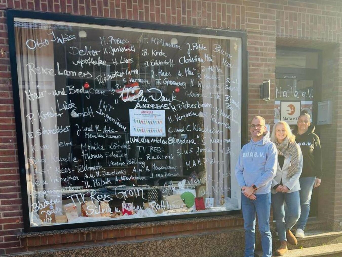 Das Foto zeigt Andreas Pohle mit Tanja Warning und Mandy Fritze-Rumahi von MaTa (v.l.). Die Fensterscheibe zieren die Namen der Spender. Foto: privat