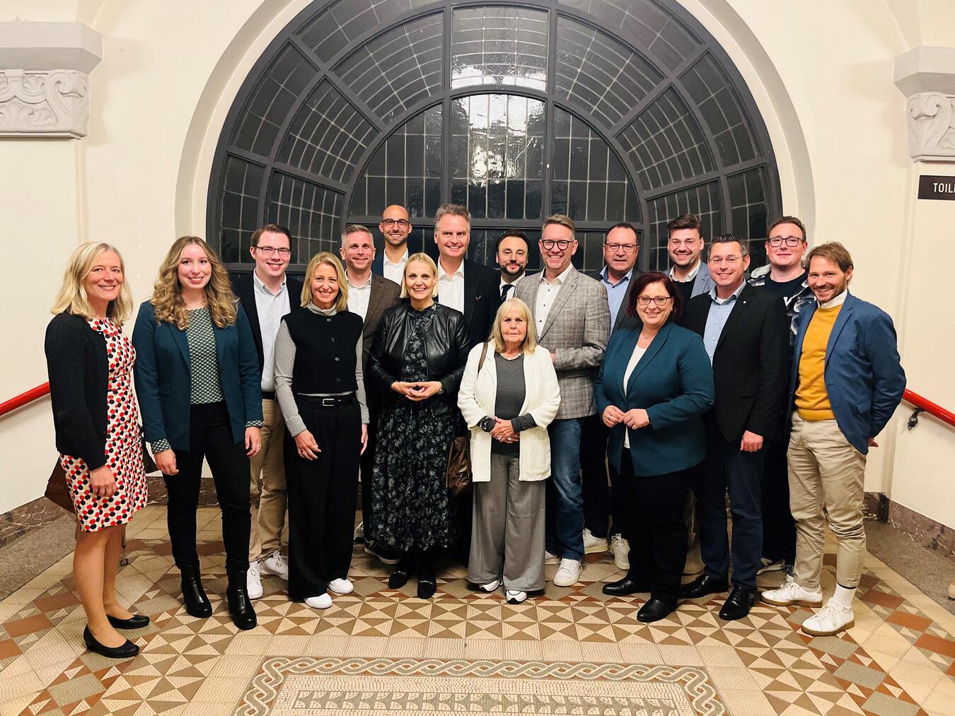 Das Foto zeigt die Delegierten des CDU-Kreisverbandes Wesel am Rande der Bezirksversammlung in der Kaiser-Friedrich-Halle in Mönchengladbach. Foto: CDU Kreisverband Wesel