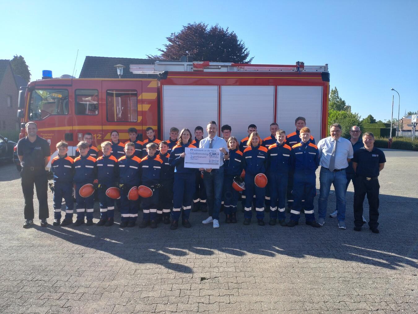 Das Foto zeigt die Leitung der Jugendfeuerwehr Kilian Hellmanns (li.) und Jens Schulte (r.), Martin Hoferichter (2.v.r.,Tippgeber) und Markus Mertens (3.v.r., stellvertretender Brudermeister.), in der Mitte Brudermeister Christoph Onkels mit Jette Rottmann, Sprecherin Jugendfeuerwehr Kerken. Foto: privat