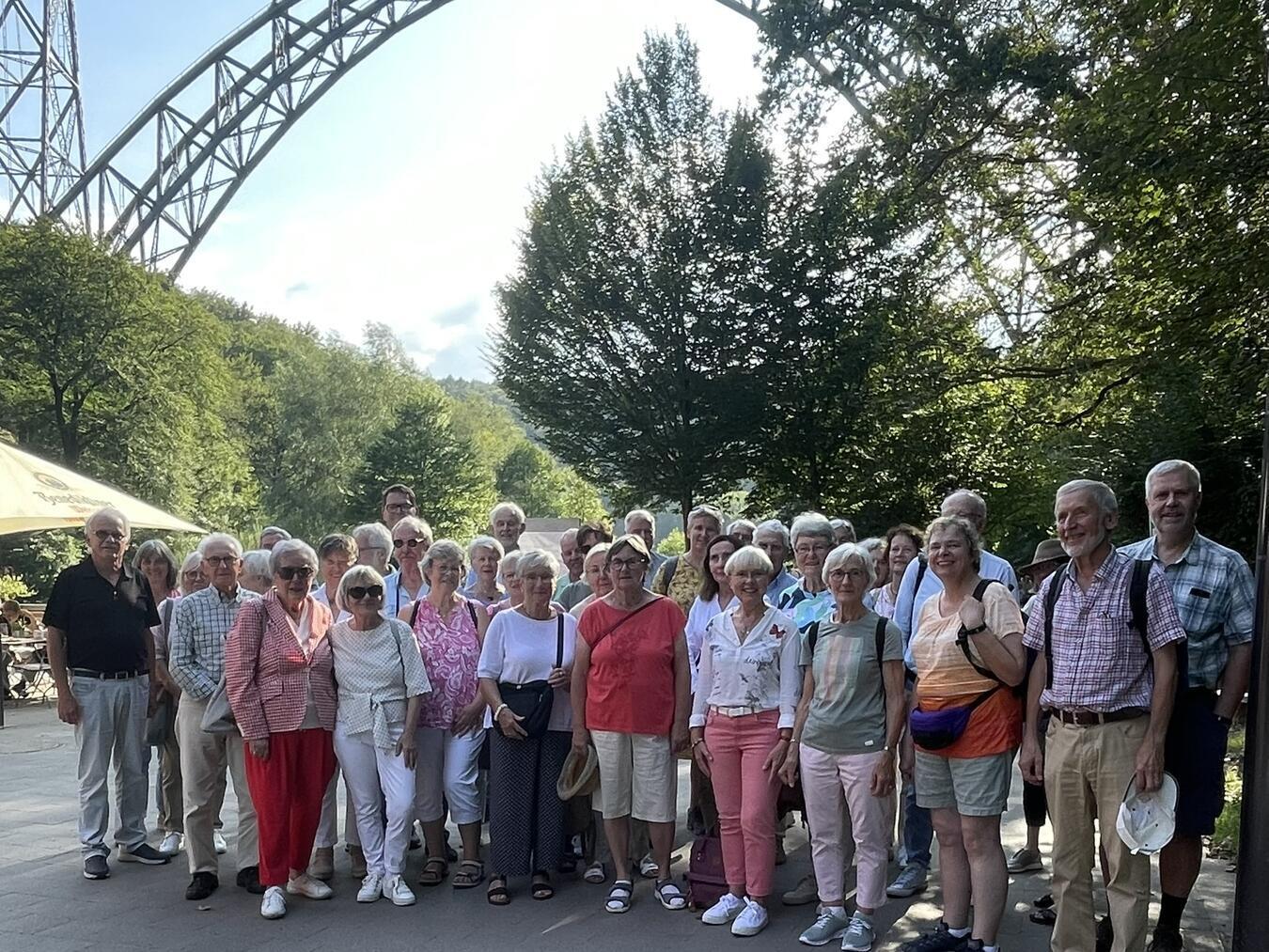 Das Foto zeigt die Teilnehmer der Fahrt vor der Müngstener Brücke. Foto: privat
