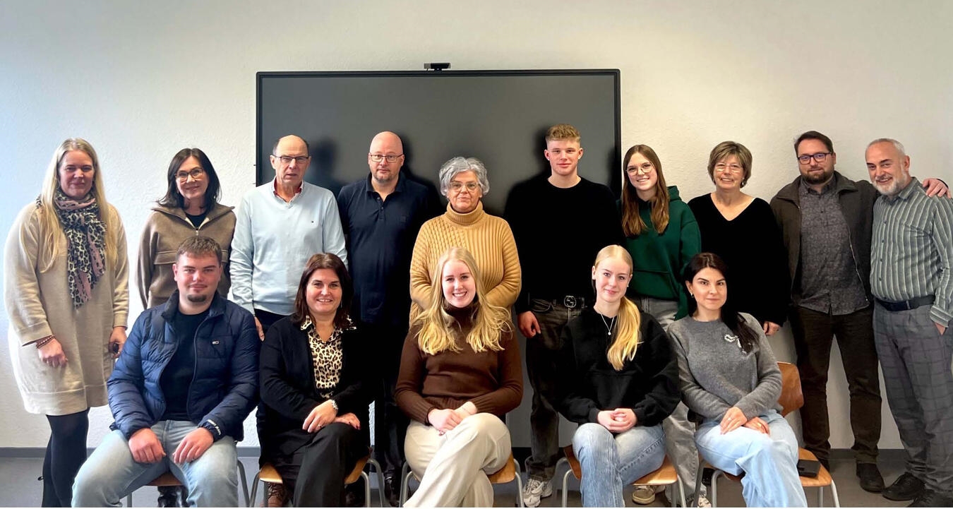 Das Foto zeigt (hintere Reihe v.l.n.r.): Melanie Dekker (Fachbereichsleiterin Deutsch), Sandra Wevers, Dieter Komm, Matthias Zimmermann, Bidal Sito, Luca Kleindorp, Emilia Pahl, Renate Schmitz, Pleurat Kicmari, Dr. Ruzhdi Kicmari, (vordere Reihe v.l.n.r.) Levent Özgüc, Aida Mehovic, Shirley Dekker, Sharon Dekker und Drijada Hoxha. Foto: privat