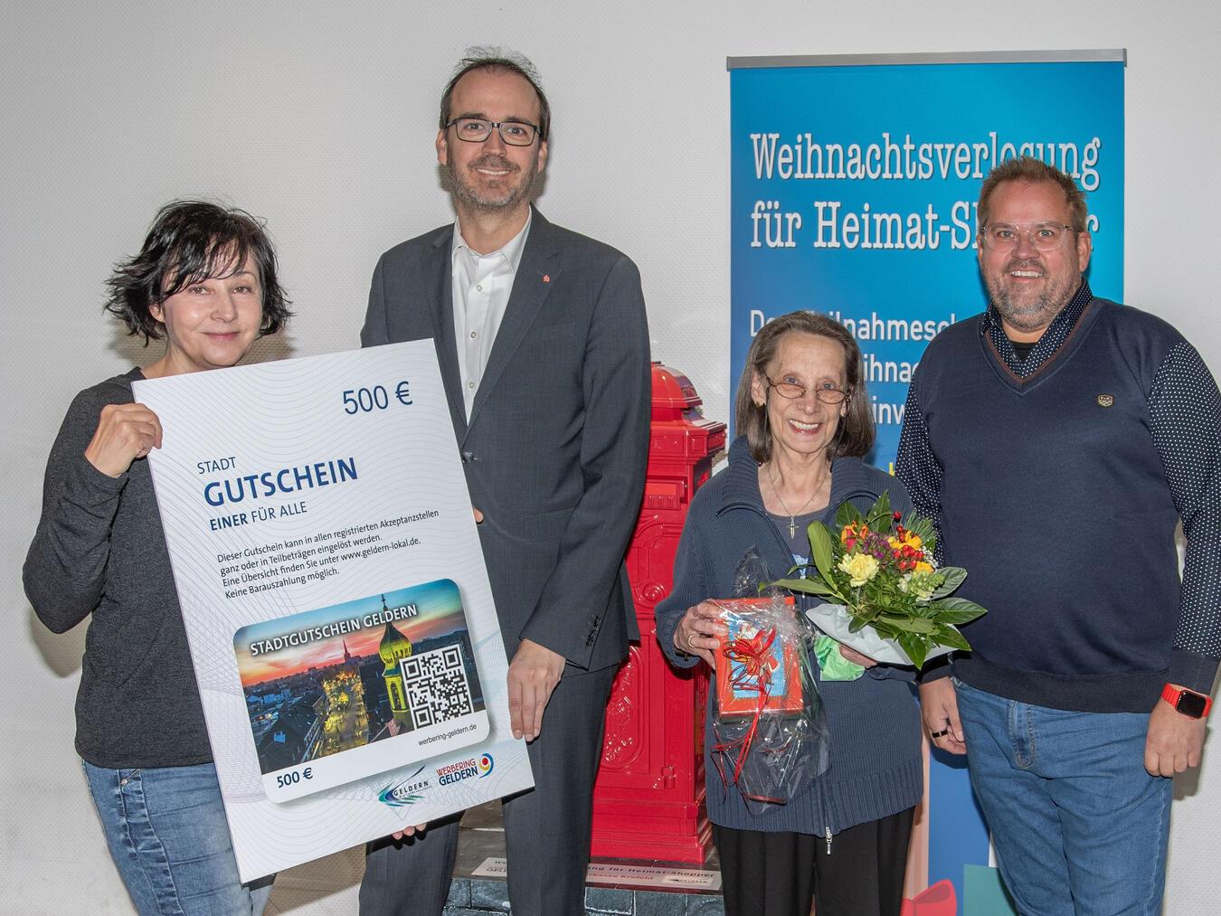 Das Foto zeigt Klaus Verheyen vom Werbering (r.), Gewinnerin Margit Virnich, Andreas Gansen von der Sparkasse Krefeld und Gabi Engelke vom Werbering Geldern (l.). Foto: Gisela Grabowski