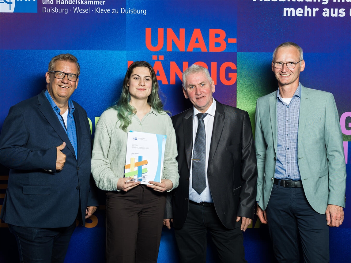 Das Foto zeigt Lynn Böhmer (2.v.l.) zusammen mit dem Technischen Ausbildungsleiter Jörg Elbers (rechts) sowie dem Personalabteilungsleiter Holger Kohn (links) und Jörg Ilperfund aus der Abteilung R&D XRF. Foto: IHK/Jacqueline Wardeski