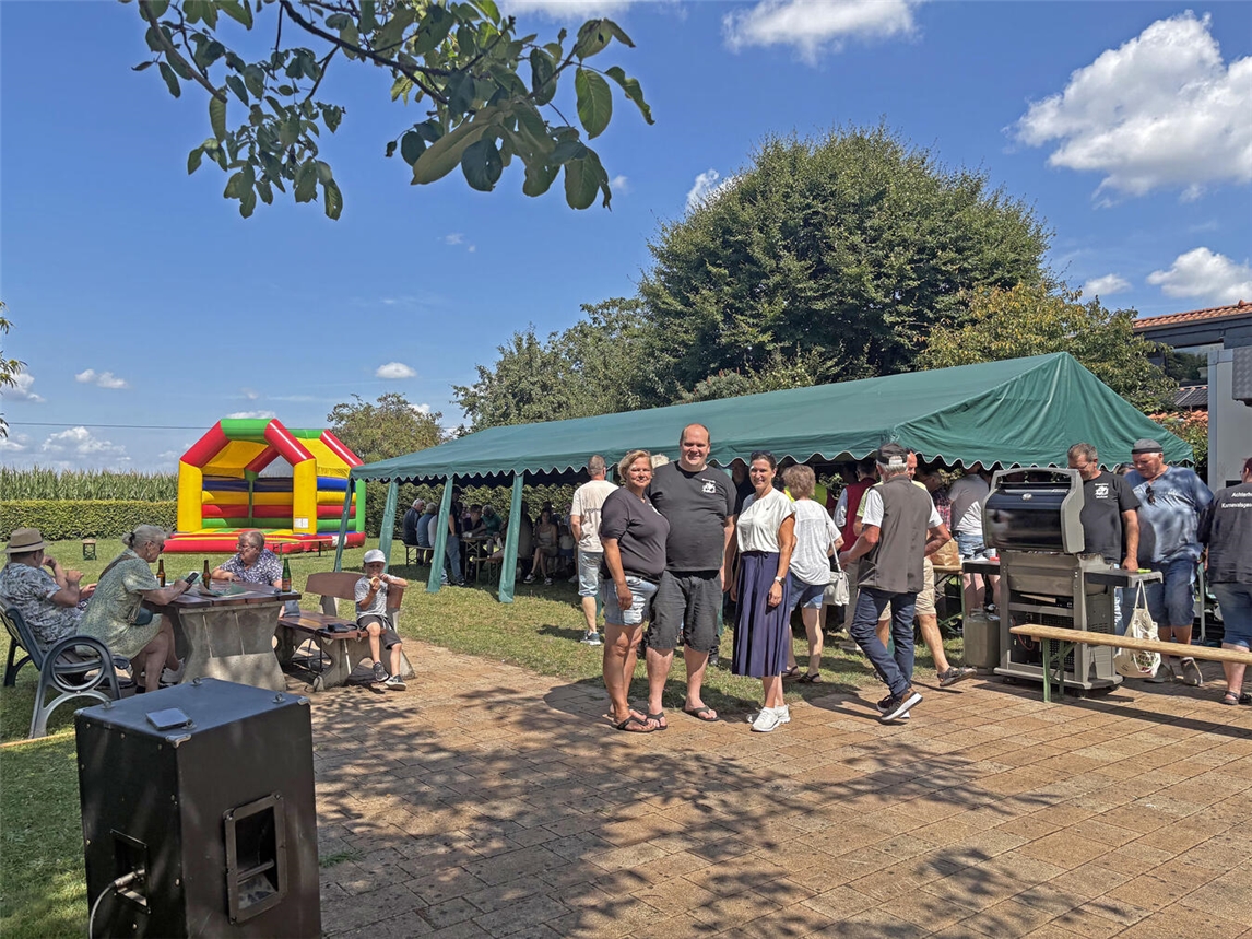 Das Foto zeigt Sarah und Dominik Bauten (l., Achterhoeker Karnevalsgesellschaft) und Diane Kamps (r., Oberin DRK-Schwesternschaft Krefeld)Foto: privat