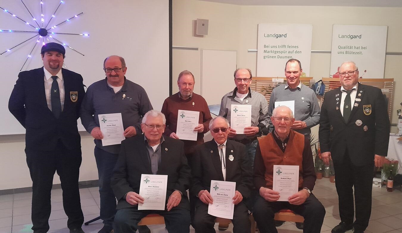 Das Foto zeigt sitzend (v.l.n.r.): Hans Stammen, Willi van Lipzig, Berthold Heyer, stehend (v.l.n.r.): der stellvertretende Brudermeister Martin Aengenheister, Laurenz Haefs, Willi Schax, Werner Jansen, Michael Opgenhoff und Brudermeister Erich Claßen.Foto: Markus Luyven 