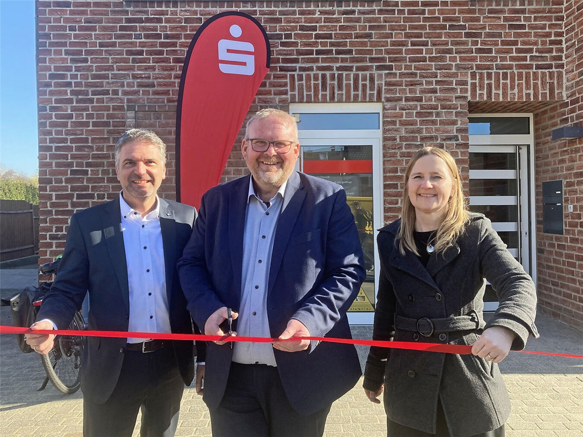 Das Foto zeigt (v. l.) Regionalmarktleiter (der Sparkasse Krefeld) Patrick Tekock, Bürgermeister Dirk Ketelaers und Architektin Mascha Brandenburger. NN-Foto: Theo Leie