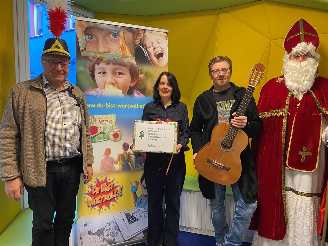 Das Foto zeigt (v. l.): Spargelgrenadier Peters Strauß, Constanze Drescher (Du-bist-wertvoll-Stiftung), Michael Weirauch (Kingsound Music) und Dino Lacour als Nikolaus. Foto: Du-bist-wertvoll-Stiftung