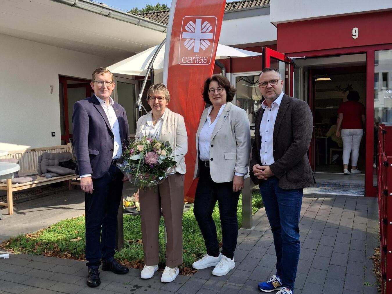 Das Foto zeigt: (v.l.) Karl Döring (Caritasvorstand), Monika Friemel (Leiterin der Tagespflege), Aggi Teilmans (stellvertretende Bürgermeisterin) und Andreas Kunze (Bereichsleiter Ambulante Pflege).Foto: Caritasverband Geldern-Kevelaer