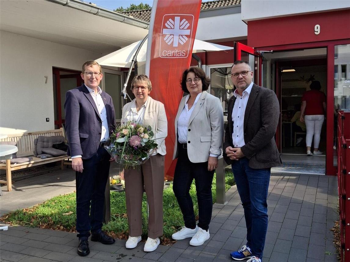 Das Foto zeigt: (v.l.) Karl Döring (Caritasvorstand), Monika Friemel (Leiterin der Tagespflege), Aggi Teilmans (stellvertretende Bürgermeisterin) und Andreas Kunze (Bereichsleiter Ambulante Pflege).Foto: Caritasverband Geldern-Kevelaer