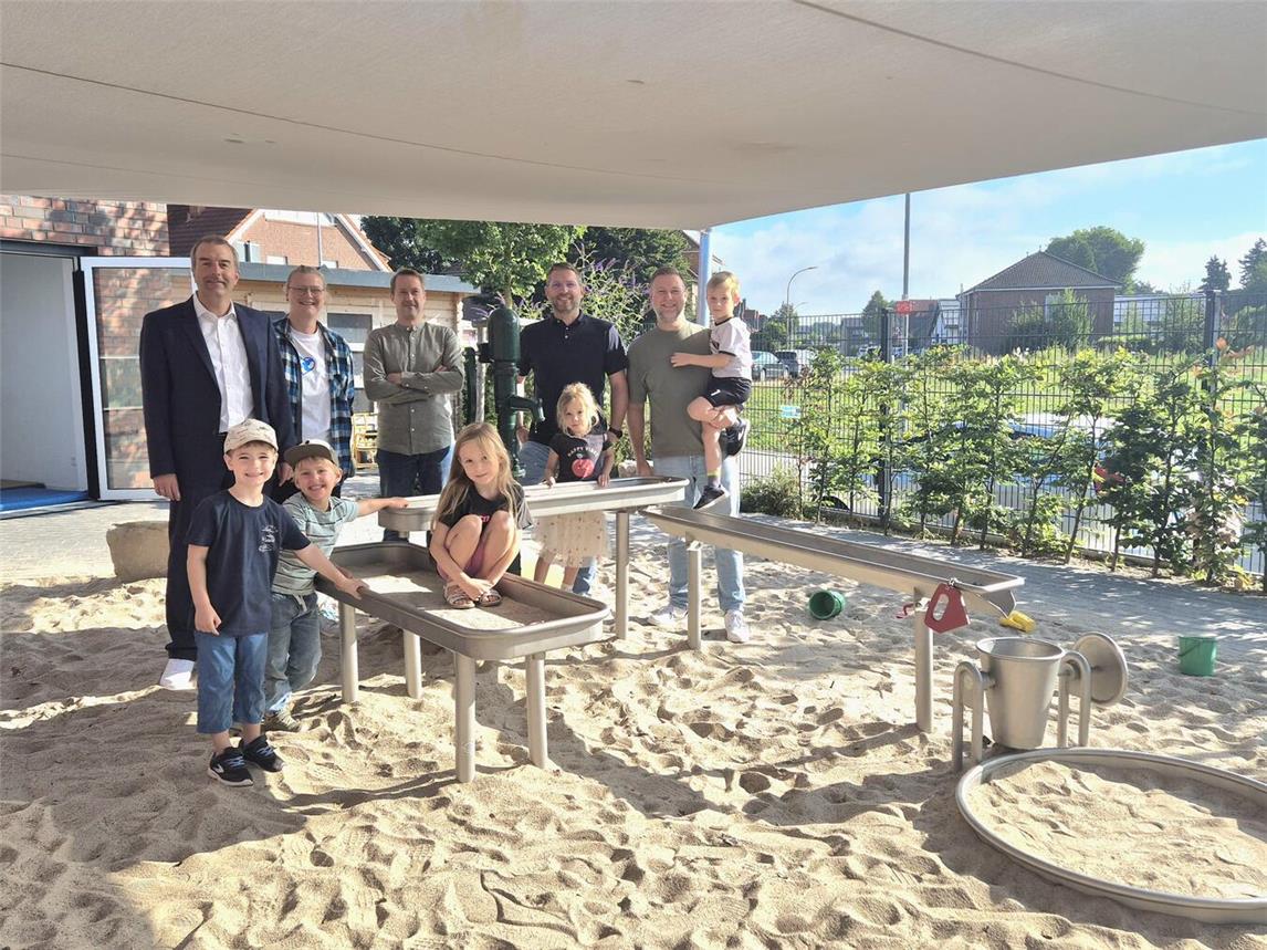 Das Foto zeigt (v.l.n.r.): Andreas Krienen, Meike Beutler (Werkstatt-Kita St. Raphael), Peter De Jonghe, Robert Verhaeg und Rafal Stolarski (Förderverein Kita). Foto: privat