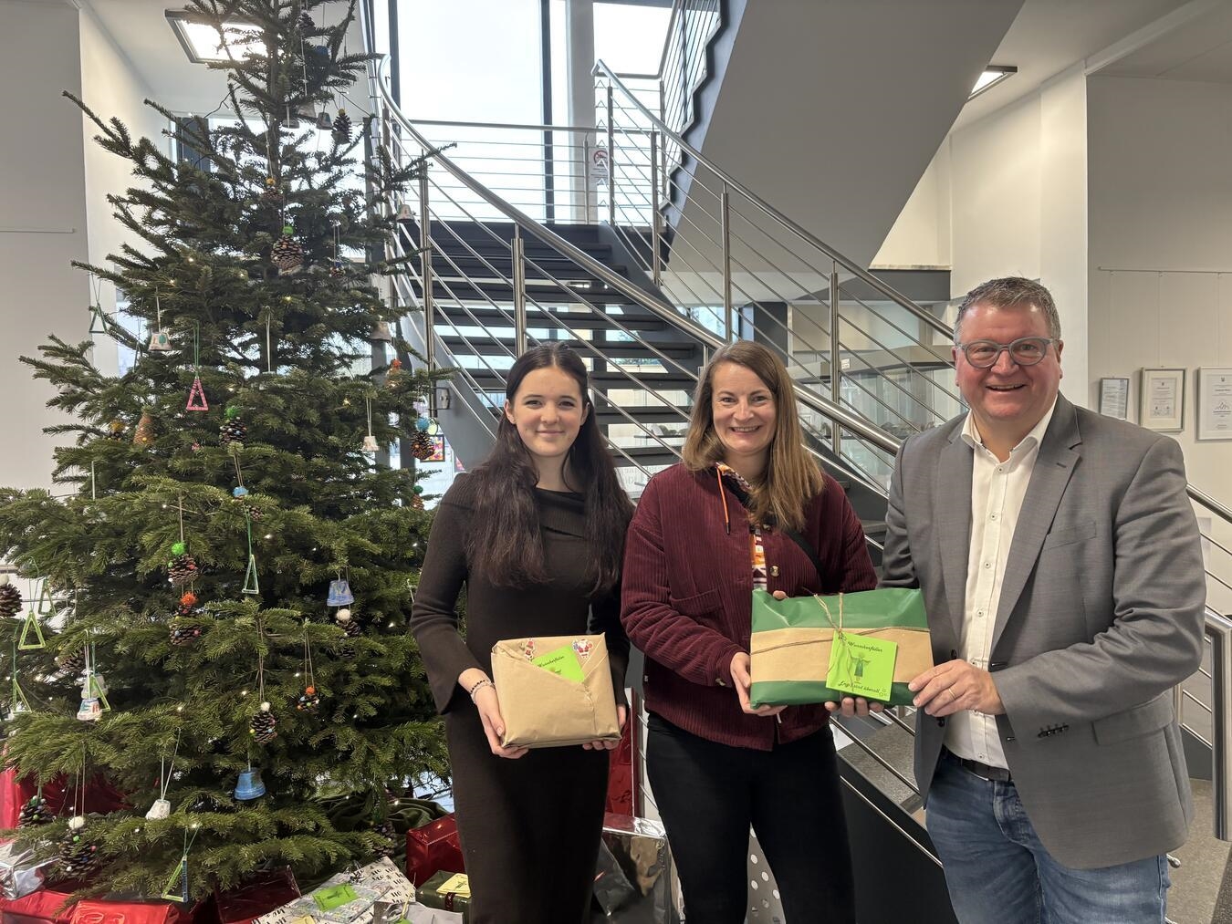 Das Foto zeigt (v.l.n.r.): Julia Kuszyk (Auszubildende der Gemeinde Weeze), Christina Meyers (Mitarbeiterin des Petrusheims) und Bürgermeister Georg Koenen. Foto: Gemeinde Weeze