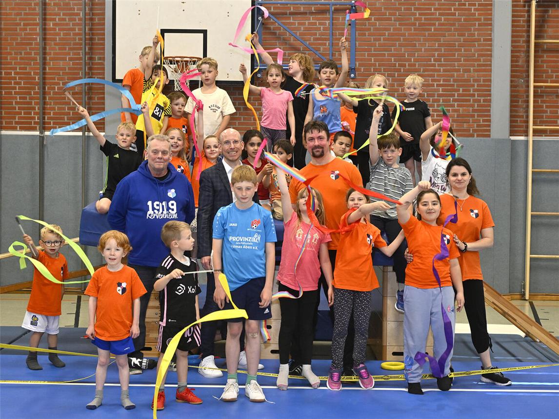 Das Foto zeigt (v.l.n.r.) Kassierer Klaus Weirauch, Volksbank-Ortsrepräsentant Dirk Koppers, Übungsleiter Benjamin und Kathy Krause mit den Turnkids.Foto: Thomas Momsen