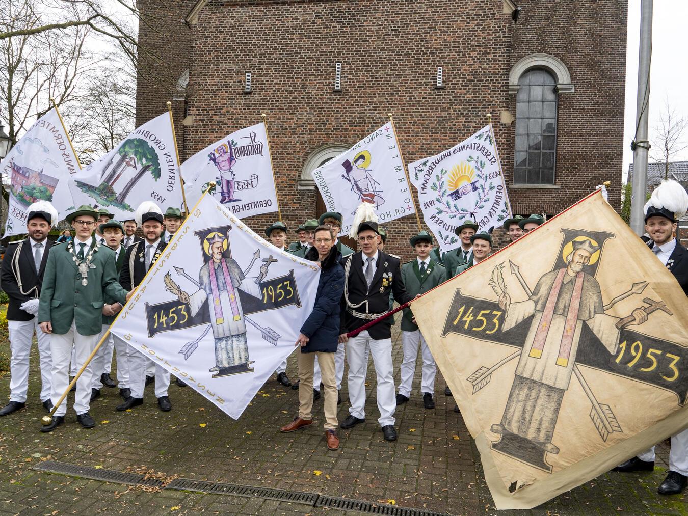 Das Foto zeigt (vl.n.r.) Kassierer Sven Saers, Fahnenschwenker Jan-Niklas Hagmans, 2. Vorsitzender Alexander Saers, Volksbank-Geschäftsstellenleiter Tobias Hammans, Fahnenschwenker Andreas Fronhoffs und Jungschützenmeister Nico Kolmans. Foto: Gerhard Seybert