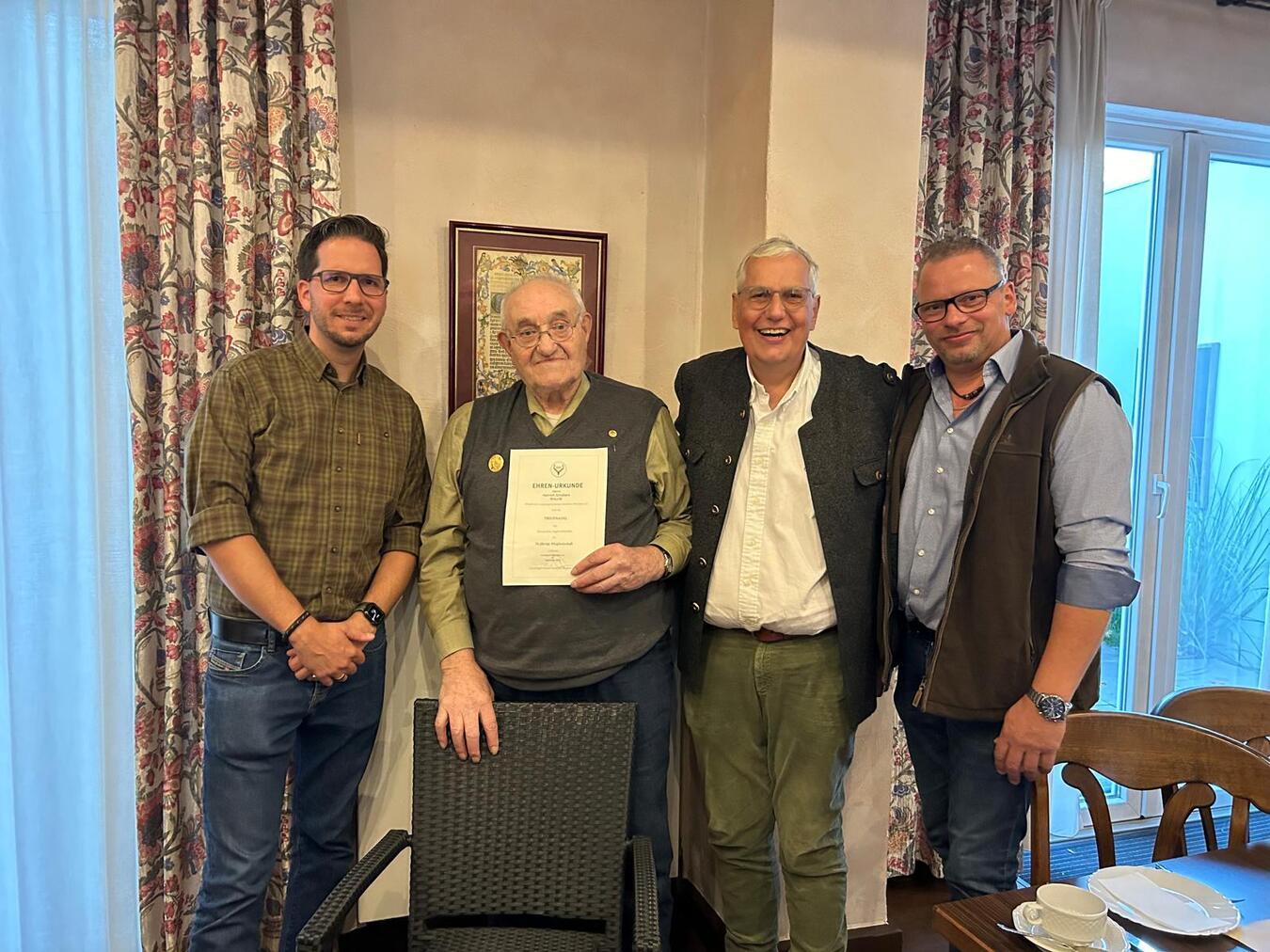 Treuenadel für 70 Jahre Mitgliedschaft im Jagdverband Das Foto zeigt (v.l.nr.) Manuel Basten (Geschäftsführer Hegering Süd-Ost), Heinrich Schalbers, Peter Driessen (Vorsitzender Kreisjägerschaft Kleve) und Andreas Peters (Vorsitzender Hegering Süd-Ost).Foto: privat