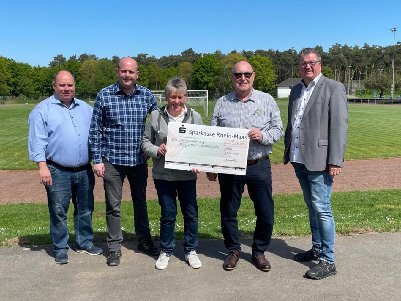 Das Foto zeigt (v.l.n.r.) Matthias Winkels, Andreas Ingenbleek (Kegelfreunde Weeze) zusammen mit Anneliese Opgenhoff (Montagstreff) und Hans Heinen (Seniorenbeirat), sowie Bürgermeister Georg Koenen (Schirmherr der Weezer Kegelortsmeisterschaften) bei der diesjährigen Spendenübergabe der 30. Weezer Kegelortsmeisterschaften im August-Janssen-Sportzentrum. Foto: Kegelfreunde Weeze