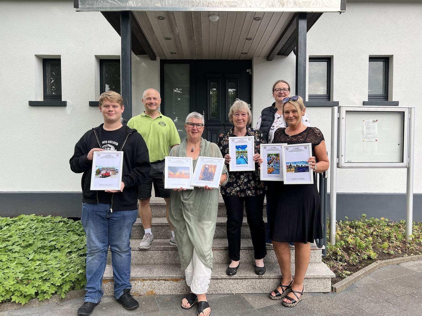 Das Foto zeigt (v.l.n.r.) Rico Engelen, Ralf Schmidt (Photo+Adventure Duisburg), Ulrike Stockhausen, Frau Kleinenhammann sen. in Vertretung für Luan Jona Kleinenhammann (Gewinner Platz 4), Patricia Gerlings-Hellmanns (BVK) und Kerstin Kleinenhammann (Gewinnerin Platz fünf und sechs).Foto: privat