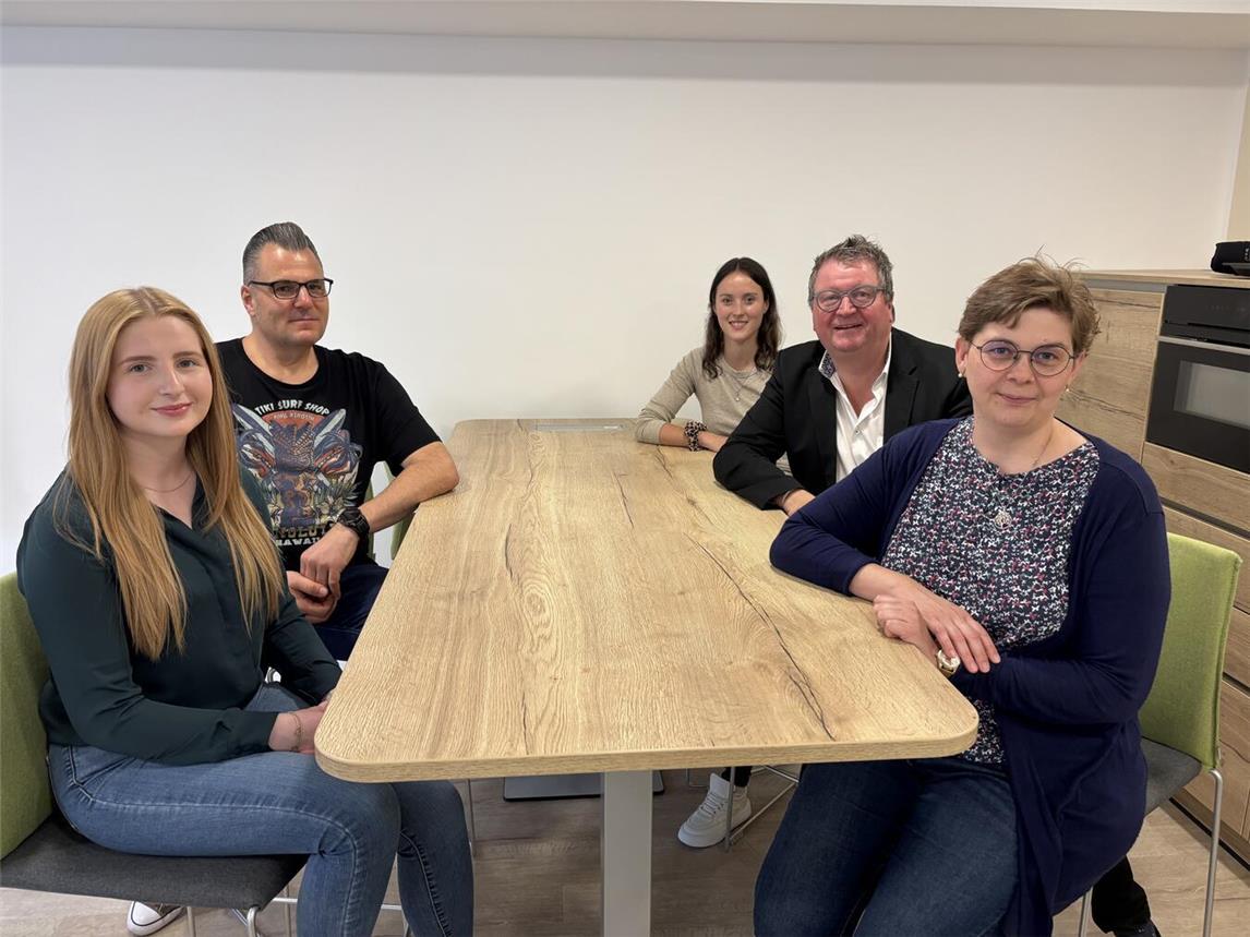Das Foto zeigt: (v.l.n.r.) Tammy Cleven, Marc Poorten, die stellvertretende Personalratsvorsitzende Julia Holland, Bürgermeister Georg Koenen und die Gleichstellungsbeauftragte Nicola Roth. Foto: Gemeinde Weeze