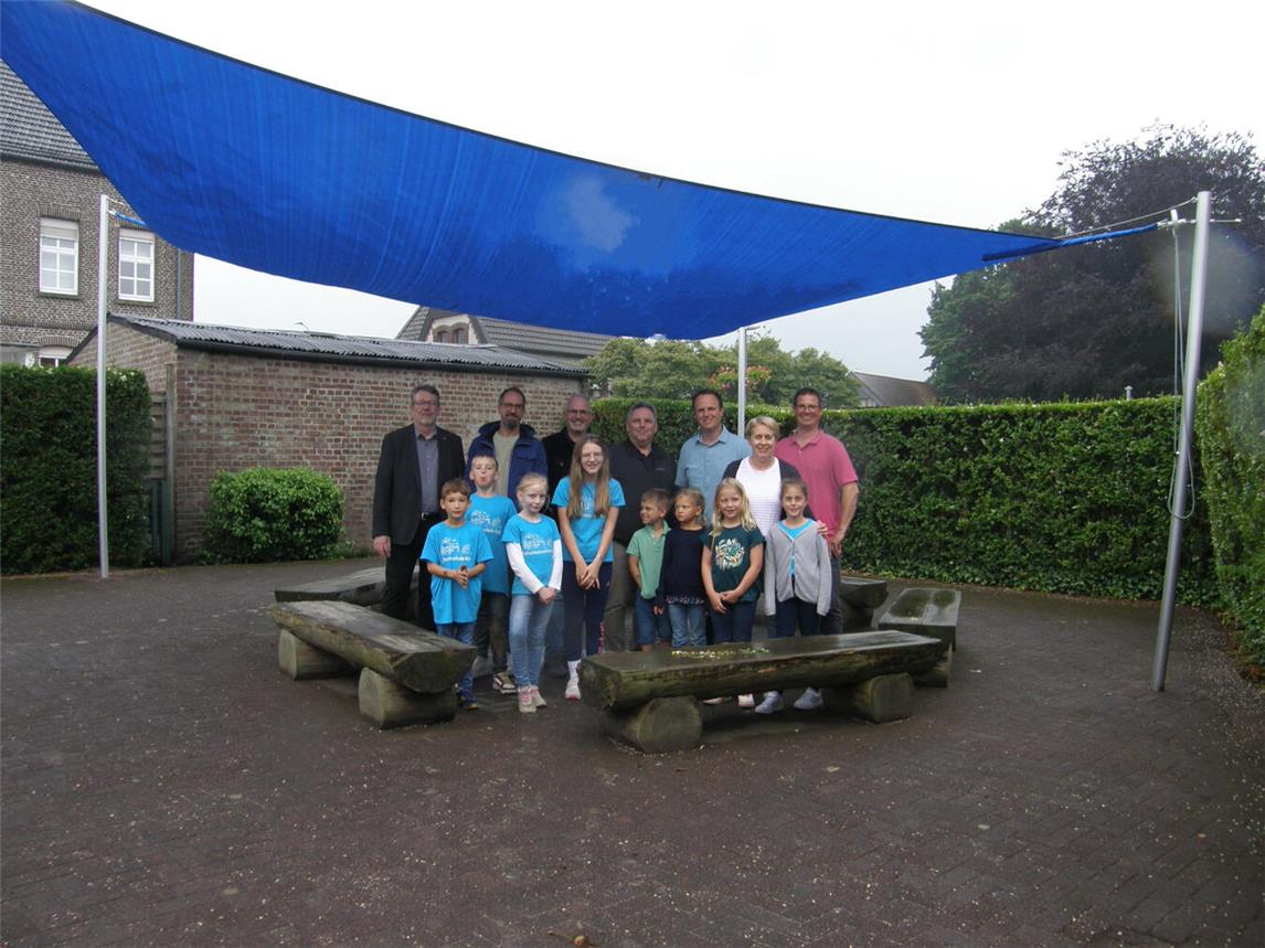 Das Foto zeigt (v.l.n.r.) Thomas Linnenberg (Sparkasse Rhein-Maas), Mark Ledwig (Landgard), Christian Hinkelmann (Jubiläumsstiftung der Sparkasse der Stadt Straelen), Thomas Auler (Schulleiter Katharinenschule Straelen), Michael Hommes (Schulverein), Barbara Völlings (Standortleitung Grundschule Holt) und Michael Heuvels (Förderverein Gleis X).Foto: privat