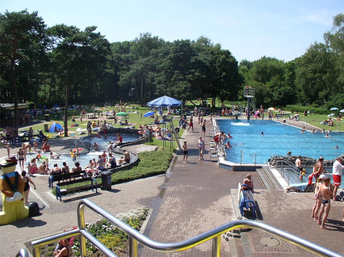 "Freibad Sevelen an einem sonnigen Tag, Wasserfläche und Liegewiese, Sommeraktivitäten in Issum"