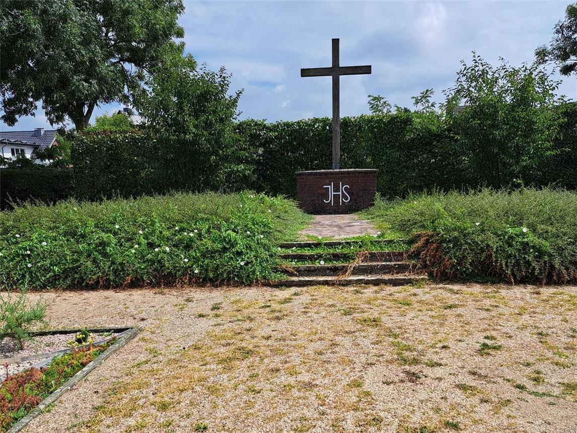 Das Friedhofskreuz auf dem Friedhof in Millingen. Foto: privat