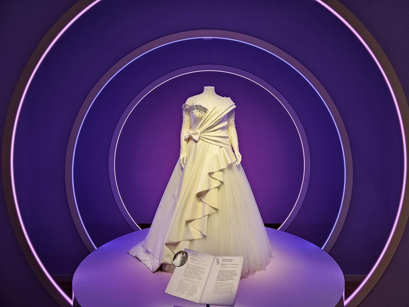 Das Fries Museum hält auf drei Etagen verschiedene Ausstellungen parat, darunter bis zum 16. Februar 2025 die Brautkleid-Ausstellung „Ja, ich will!“.