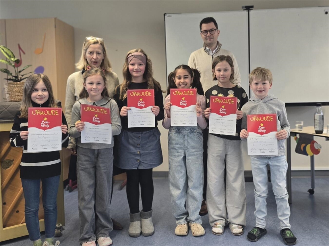 Das gab`s noch nicht: Drei erste Preise beim Lesewettbewerb. Lena Lamertz, Klara Simons. Nelli Hebben, Hedda Kreß und Karl Steenhuis (v.l.) sowie von der Jury Sigrun Hintzen und Thomas van Baal. NN-Foto: HF