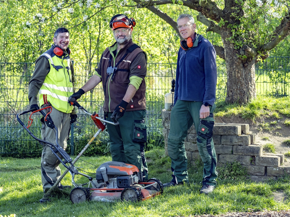 "Gärtner-Team Axel Pelzer, Frank Felkl, Sven Helten bei der Arbeit im Grünen, Lebenshilfe Kreis Kleve, Foto: Thomas Momsen"