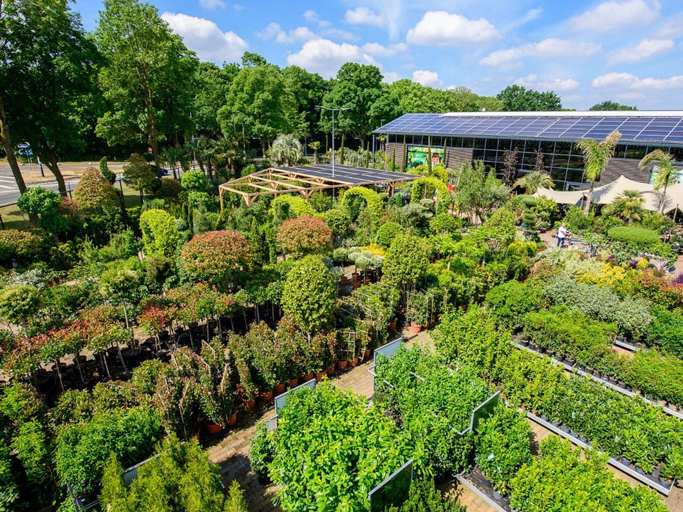 Das Gartencenter bietet auf einer großzügigen Fläche alles, was für eine stilvolle und gemütliche Gestaltung des Außen benötigt wird. Foto: Leurs