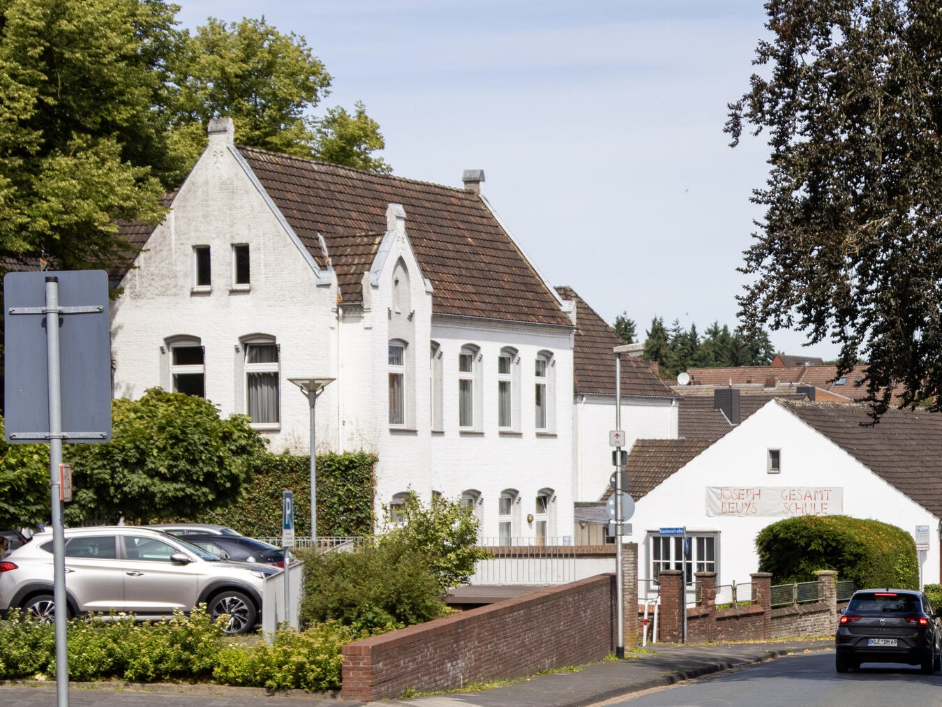 "Leeres Luther-Schulgebäude in Kleve, Juli 2023, städtische Aufnahme"