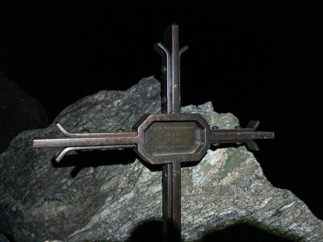 Das Gedenkkreuz erinnert an den Gaesdoncker Präses Reher-Baumeister, der 1981 beim Abstieg vom Mont Blanc tödlich verunglückte.