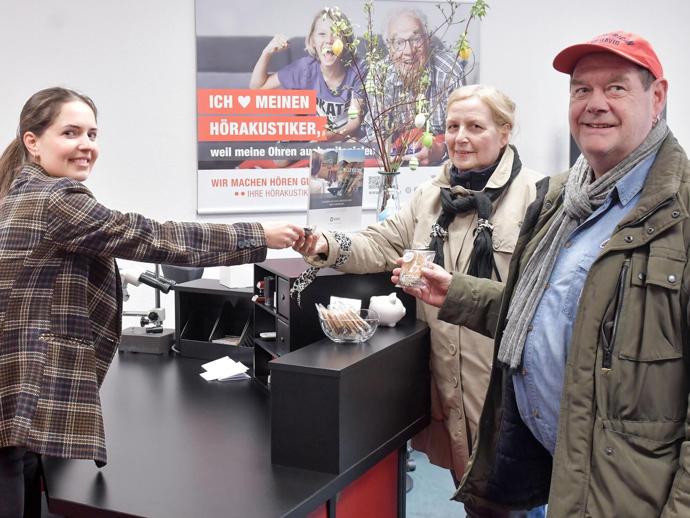 Das gehört zur Werbering-Tradition: Eine süße Ostergabe beim Einkauf als Dankeschön für die Kunden. Im Bild ( v. l.): Ricarda Kappenstiel (Pohland Hörsysteme), Elisabeth Troost und Frank Nolda.