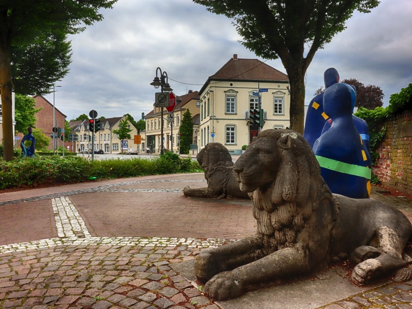 Teilnehmer beim Gelderner Bündnis für Demokratie-Versammlung, freudig versammelt im Freien.
