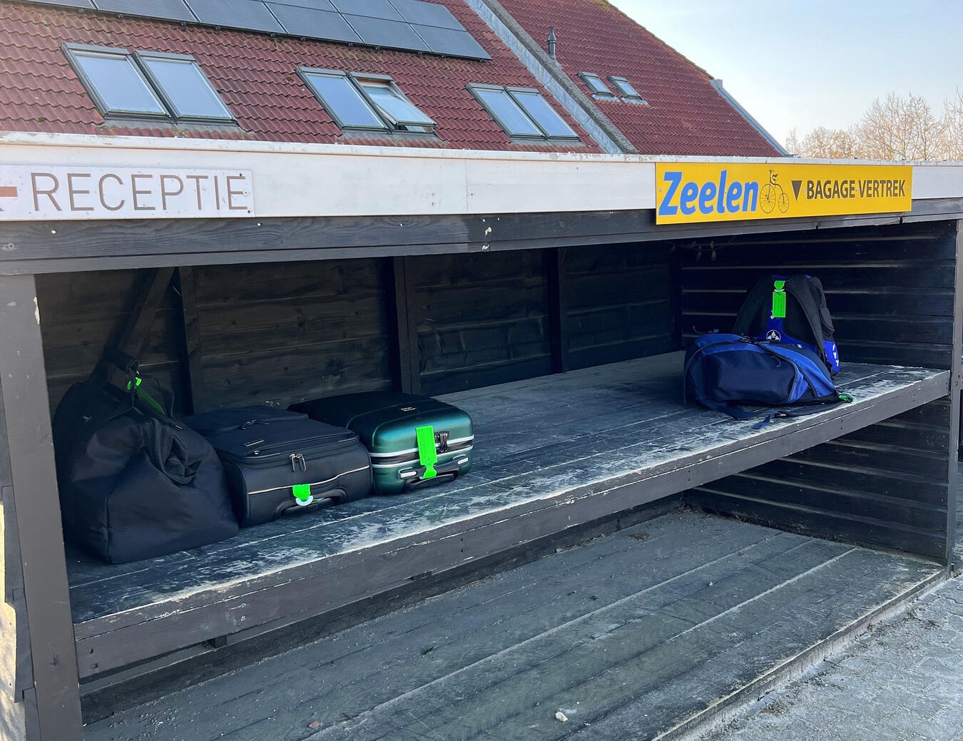 Das Gepäck wird kostenlos vom Fährhafen zur Unterkunft gebracht.