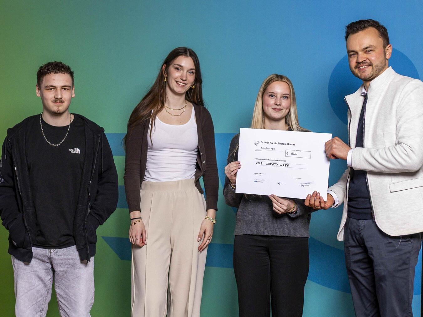 Das Gewinnerteam der ABS Safety GmbH aus Kevelaer erhält den Sieger-Scheck von Jury-Mitglied Benedikt Tebartz van Elst, WJ Kleve. Foto: Eugen Shkolnikov