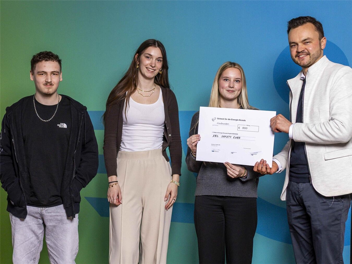 Das Gewinnerteam der ABS Safety GmbH aus Kevelaer erhält den Sieger-Scheck von Jury-Mitglied Benedikt Tebartz van Elst, WJ Kleve. Foto: Eugen Shkolnikov