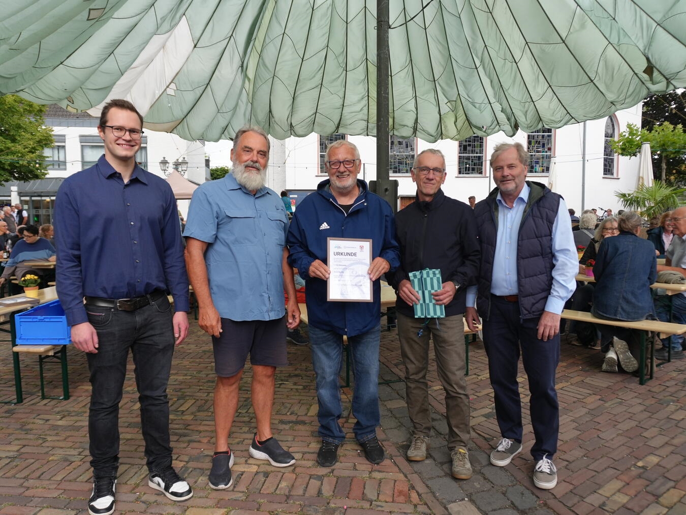 "Gewinnerteam Heiße Felge Schach Uedem mit Bürgermeister Rainer Weber und Klimaschutzmanager Sebastian Okon bei Preisverleihung"