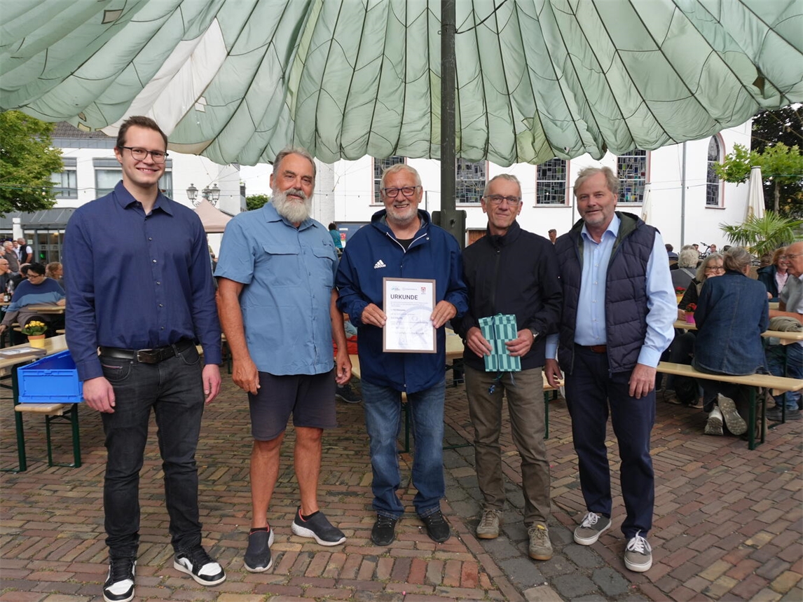 "Gewinnerteam Heiße Felge Schach Uedem mit Bürgermeister Rainer Weber und Klimaschutzmanager Sebastian Okon bei Preisverleihung"