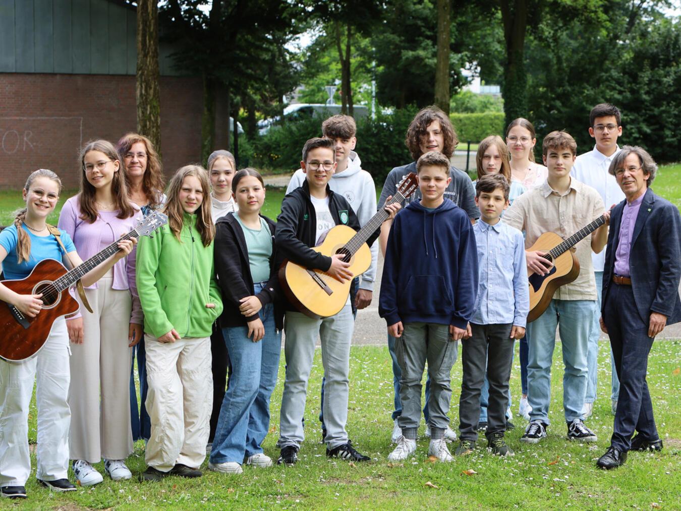 Das Gitarren-Orchester-Amadeus unter Leitung von Norbert van Os gibt beim Respecival ein Konzert. Foto: © privat