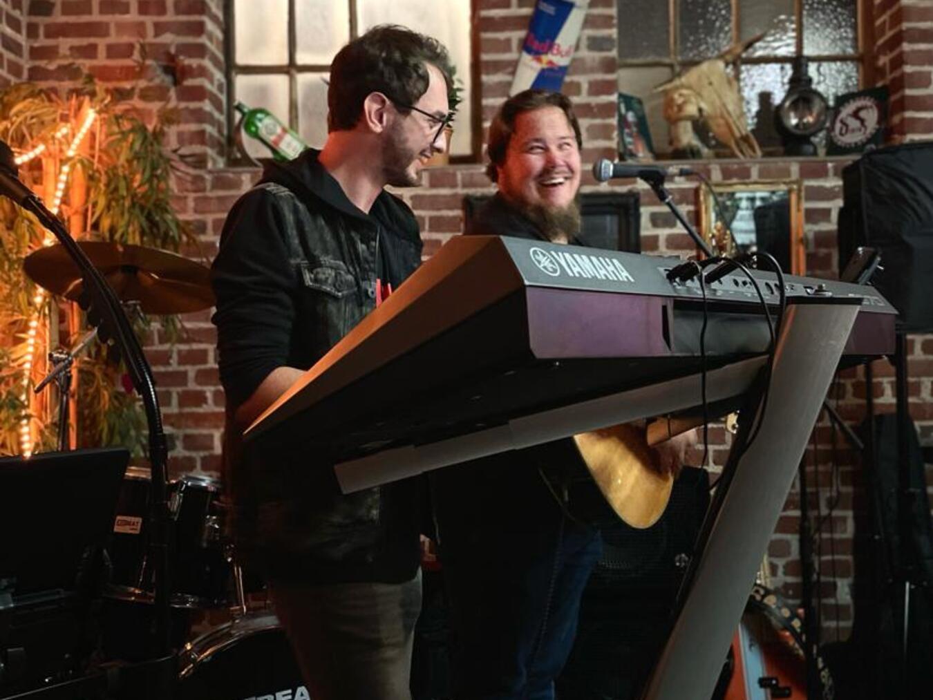 Das Gocher Duo „Micha & Chris“ stimmt in den Abend ein. Foto: Elisabeth Jabulonski