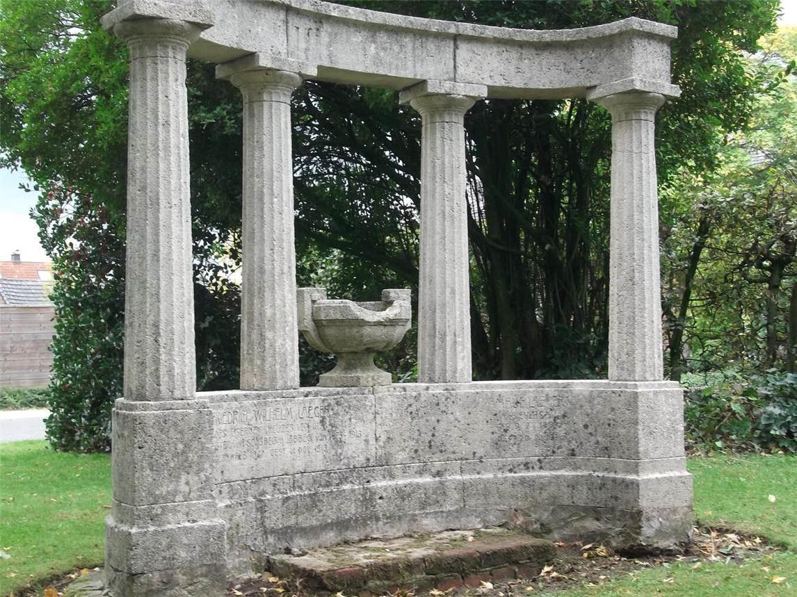 Das Grabmal auf dem 1983 stillgelegten evangelischen Friedhof. In den 1990er Jahren wurden die Fundamente neu befestigt. Foto: Denkmal an Sonsbeck