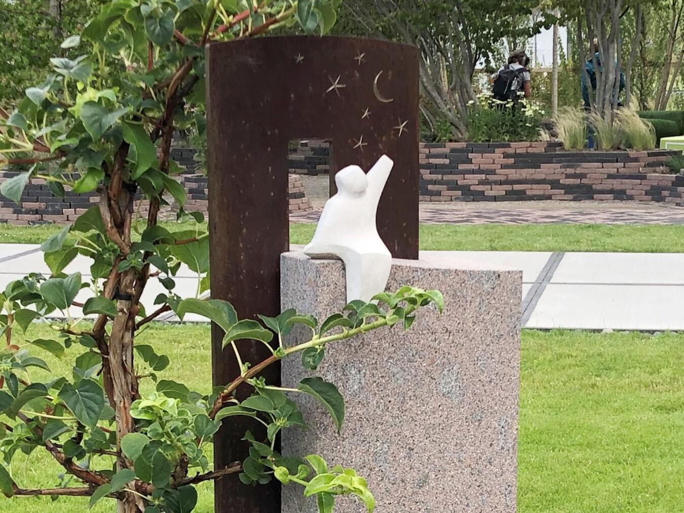 Das Grabmal „Du bist mein hellster Stern“ stellte Kreusch 2020 auf der Landesgartenschau in Kamp-Lintfort aus. Foto: Benedikt Kreusch