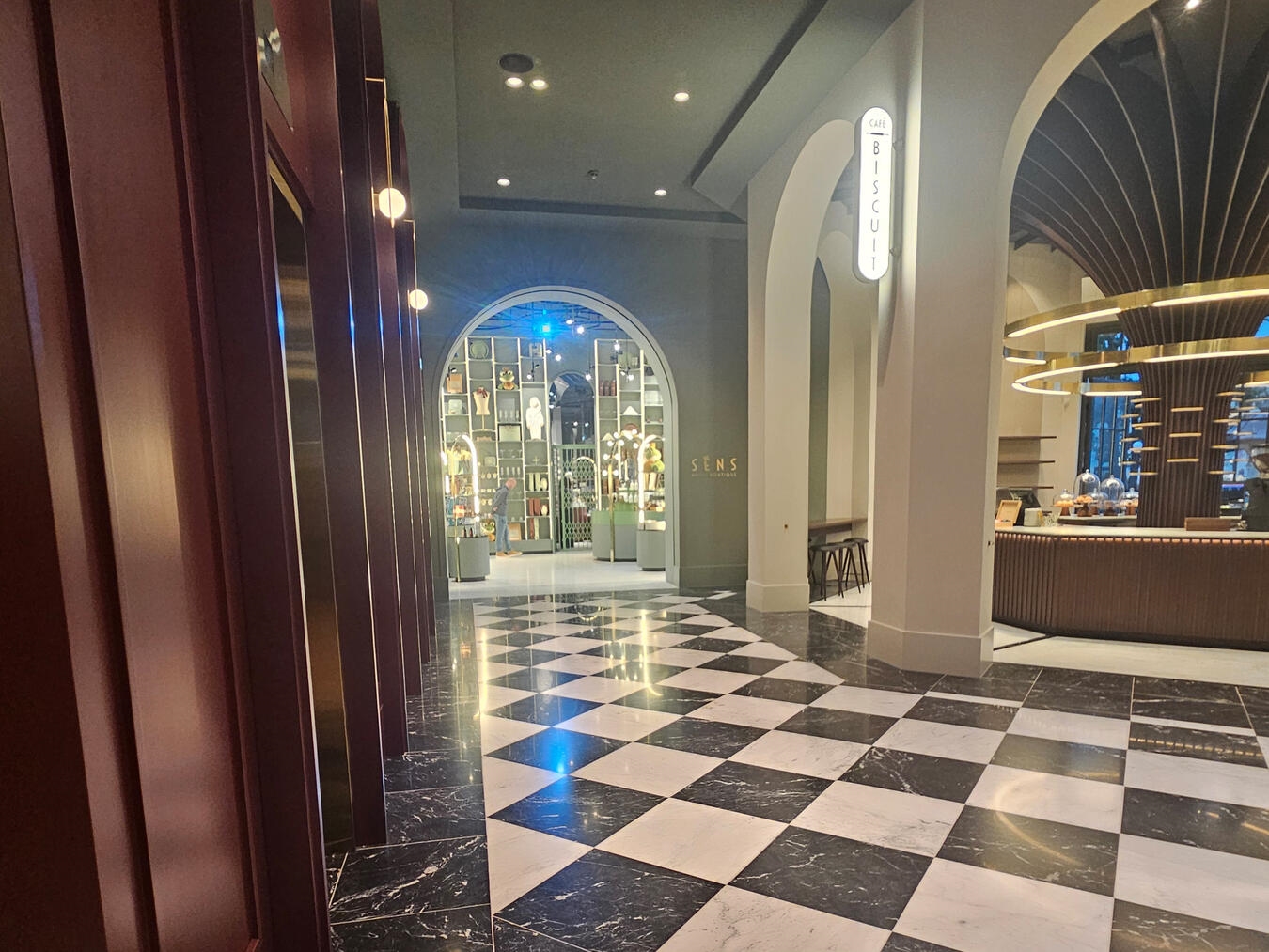 Ein Freizeitpark mit Seele Das Grand Hotel hat seinen ganz eigenen Charme. Der „Kunde ist König“ und wird auch dementsprechend behandelt. Für die Hotelgäste gibt es eine eigene Boutique mit exklusiven Souveniers, die es in den anderen Parkgeschäften nicht gibt. NN-Foto: vs