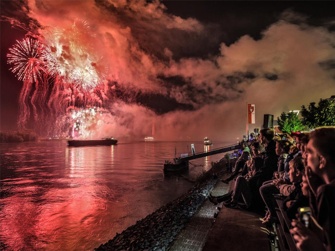 Das große Feuerwerk über dem Rhein ist Teil von „Emmerich im Lichterglanz“. Foto: WfG Emmerich