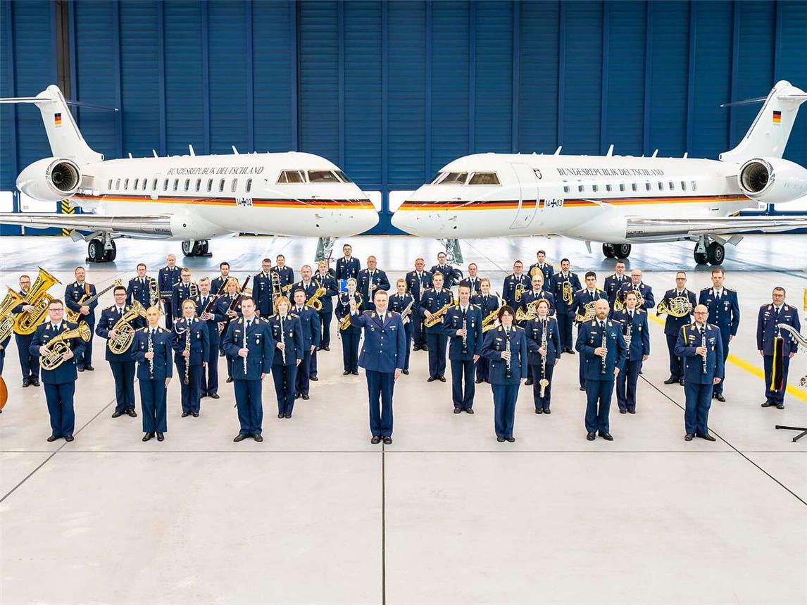 Das große sinfonische Blasorchester des Luftwaffenmusikkorps Münster unter Leitung von Major Alexander Kalweit kommt nach Emmerich ins Stadttheater. Foto: Bundeswehr