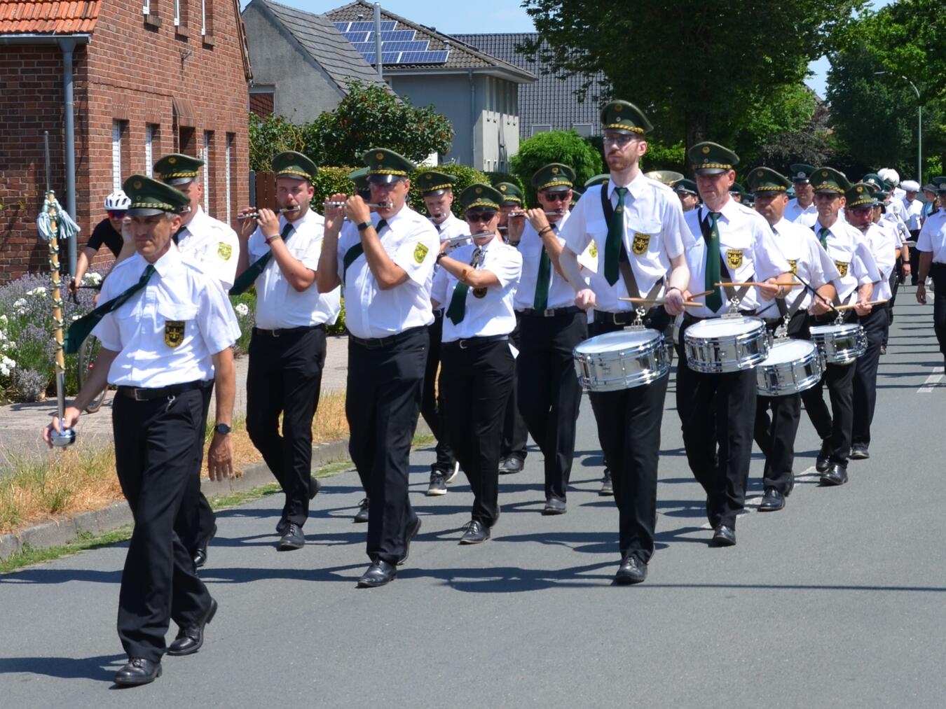 Hassum freut sich auf Kirmes und Schützenfest mit Königspaar Heinz-Peter und Daniela Litjes "Hassumer Tambourcorps beim Festumzug durch das Dorf, traditionelles Musikevent"