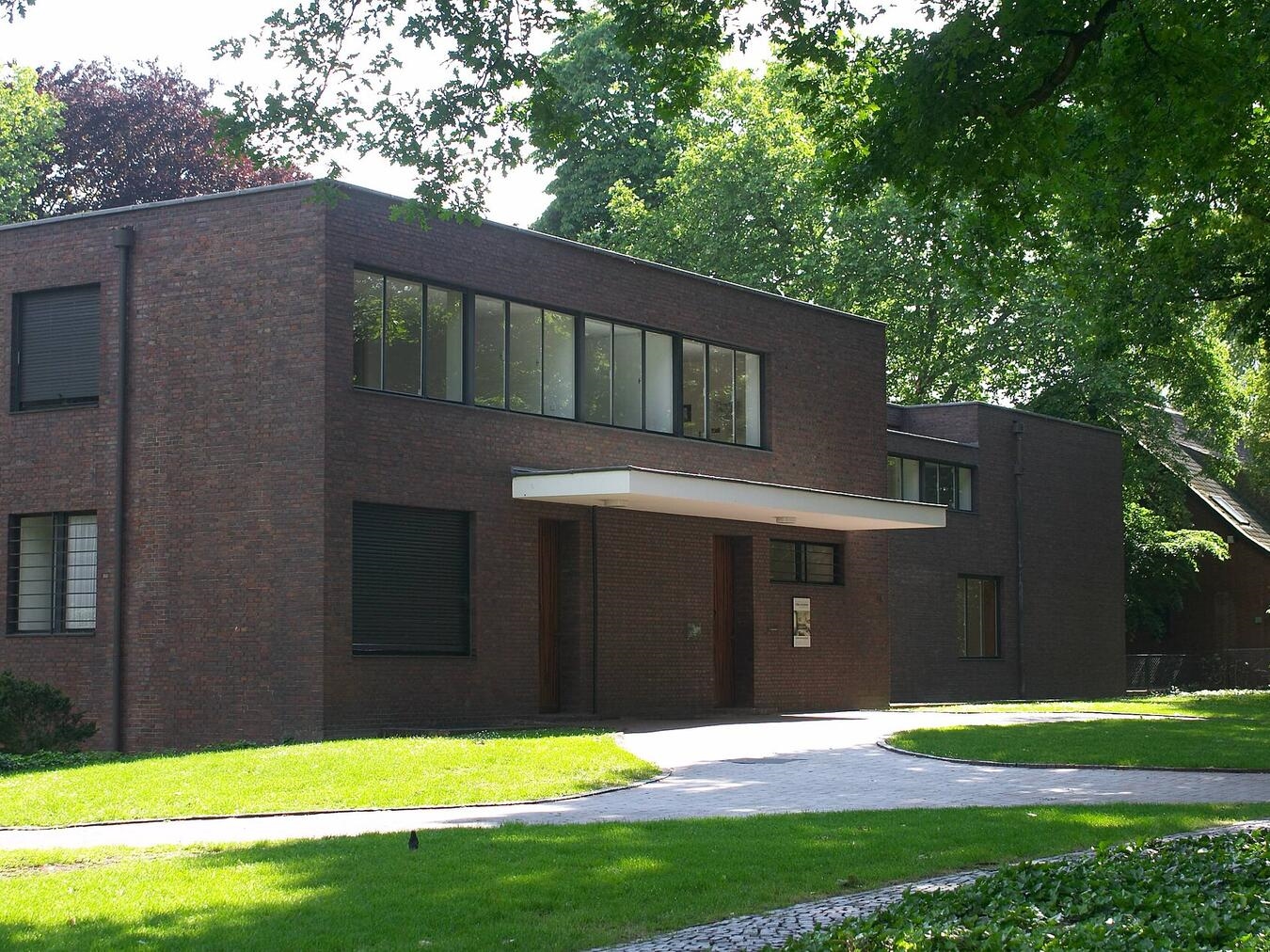 Alt-Tag: Modernistisches Haus Lange in Krefeld, Architektur von Mies van der Rohe, Backsteinbau, Bauhaus-Stil
