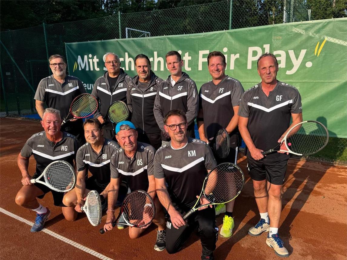 Das Herren-50-Aufstiegsteam des Kerkener TC: (stehend hinten v.l.n.r.): Normen Itani, Elmar Holtkamp, Ralf van den Berg, Stephan Fuchs, Patrick Stieger, Georg Funk, (knieend vorne v.l.n.r.): Harald Giese, Bernd Hennesen, Olaf Scherzer und Kay Müller. Es fehlen: Michael Hanker, Jürgen Buchmüller, Axel Fehr und Jörg Manz.Foto: privat