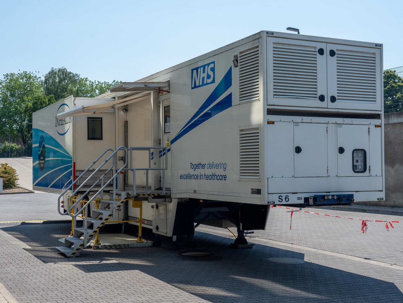 Mobiles Herzkatheter-Labor aus Skandinavien vor St. Antonius-Hospital Kleve, sichert Patientenversorgung während HKL-Upgrade.